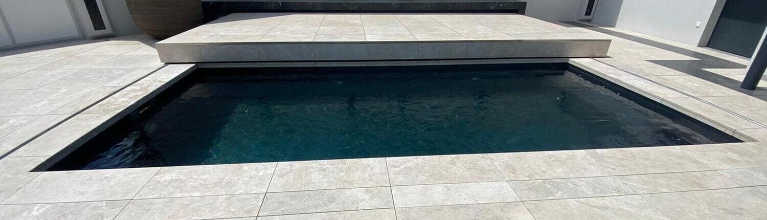 Minipool mit Fliesenverdeck.